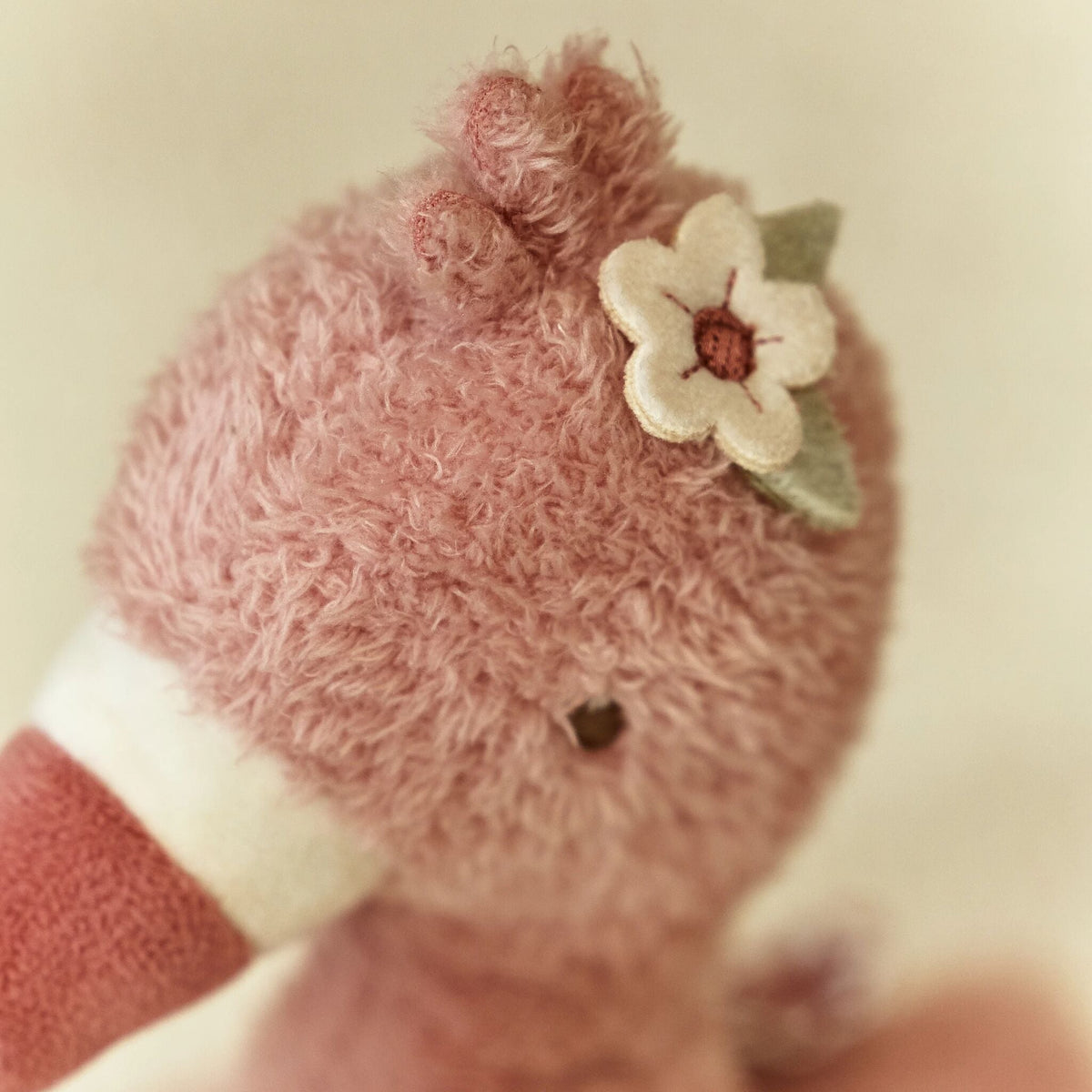 Peluche Flamingo Rosa 35 cm Little Dutch - com criança