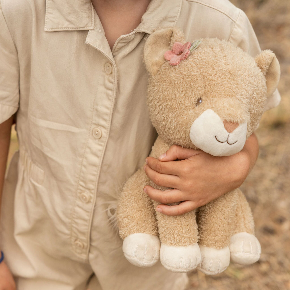 Peluche Leoa 25 cm Little Dutch - com criança