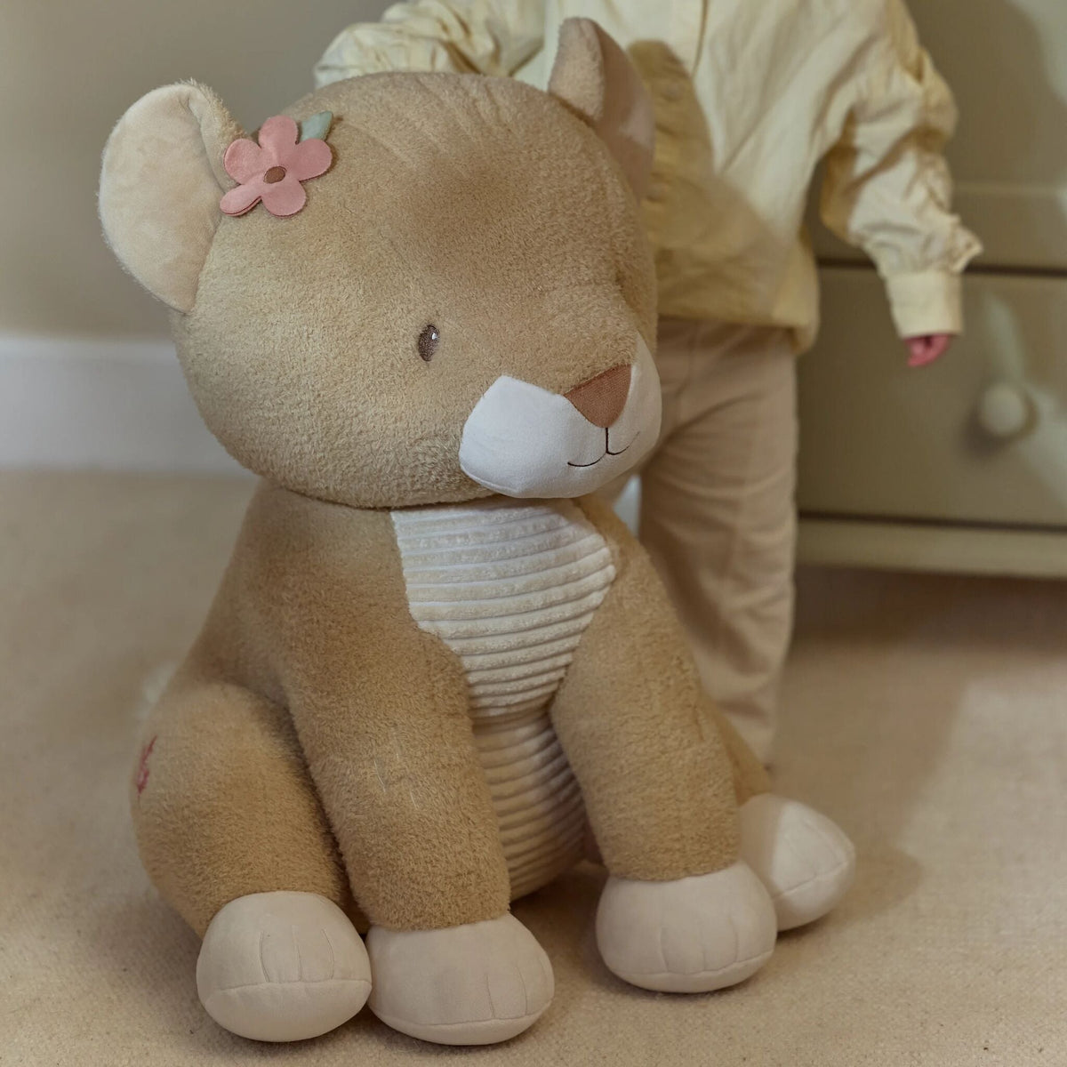 Peluche Leoa 60 cm Little Dutch - com criança