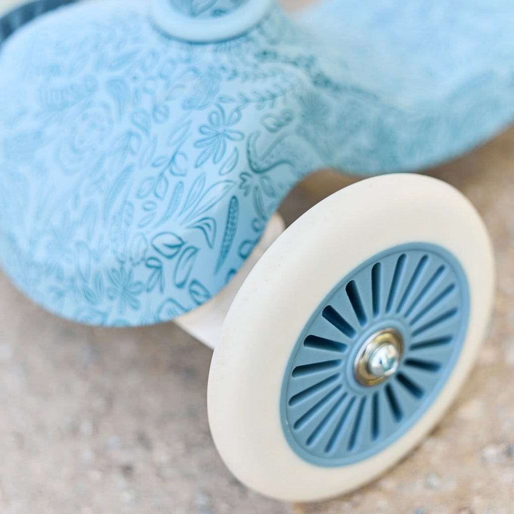 Trotinete 3 Rodas Azul Little Dutch - passeio