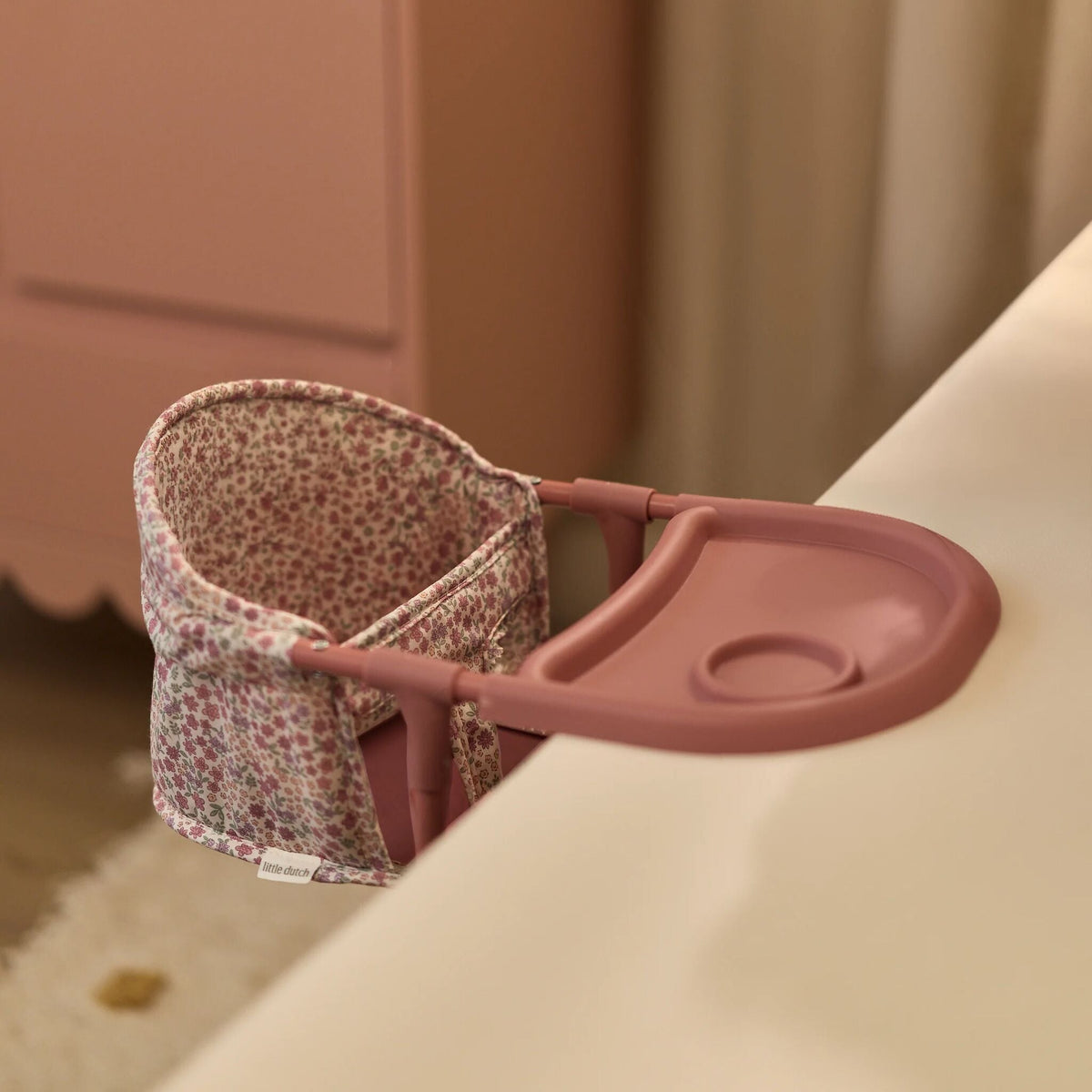 Cadeira de Mesa para Boneca Rosa - imagem 5