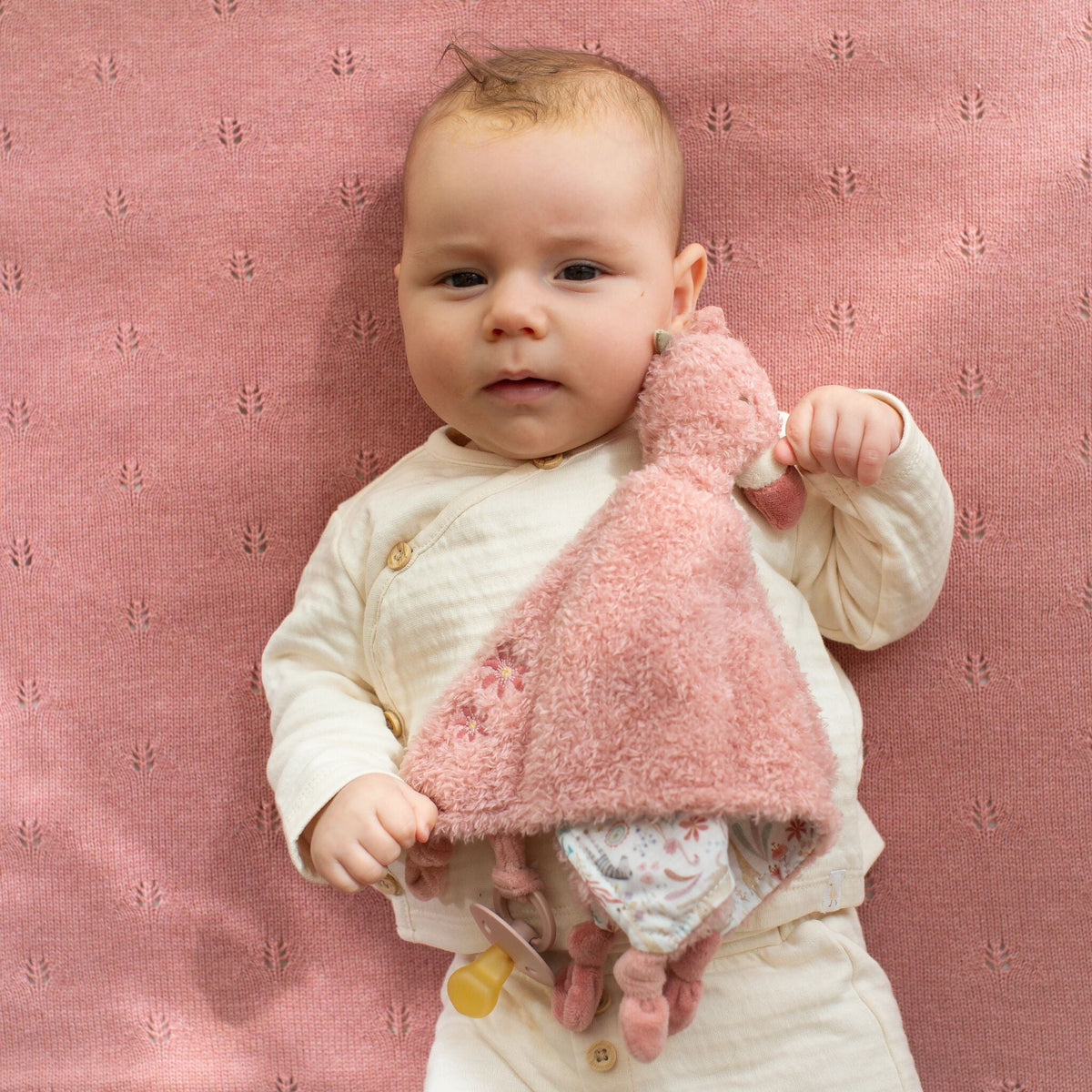 Doudou Flamingo Rosa Little Dutch - com bebé