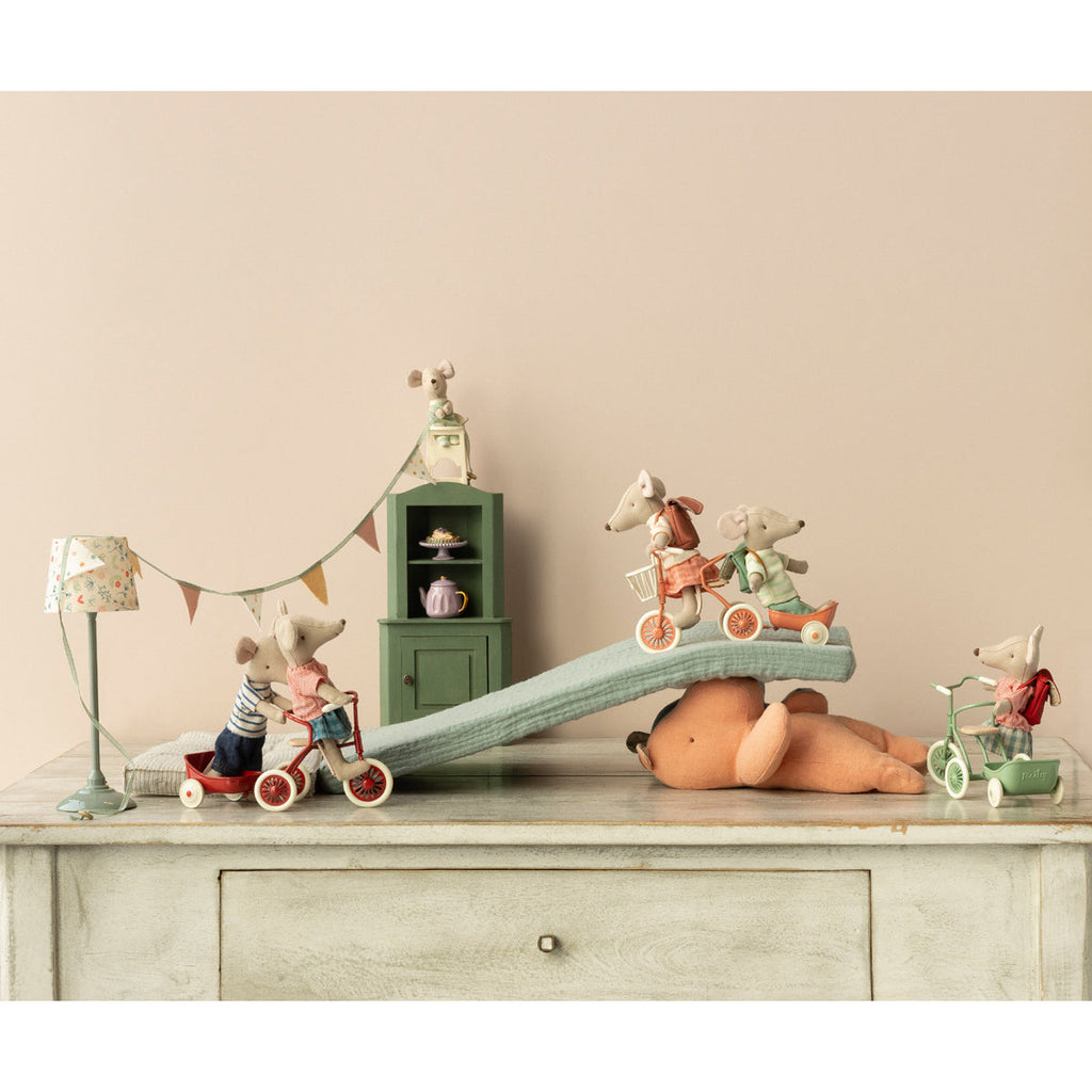 Triciclo com Garagem para Ratinho – Red Maileg - imagem 2