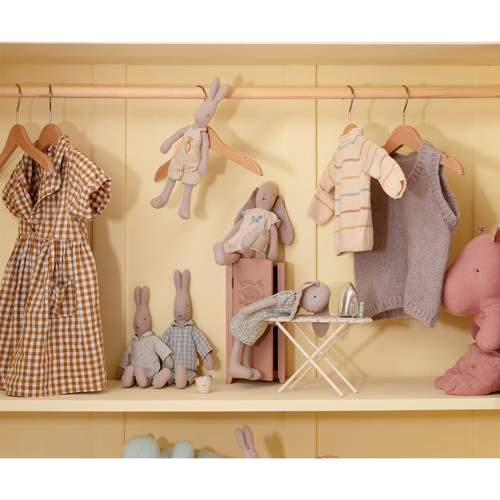 Coelho Rabbit Size 1 com Jardineiras Maileg - imagem 3