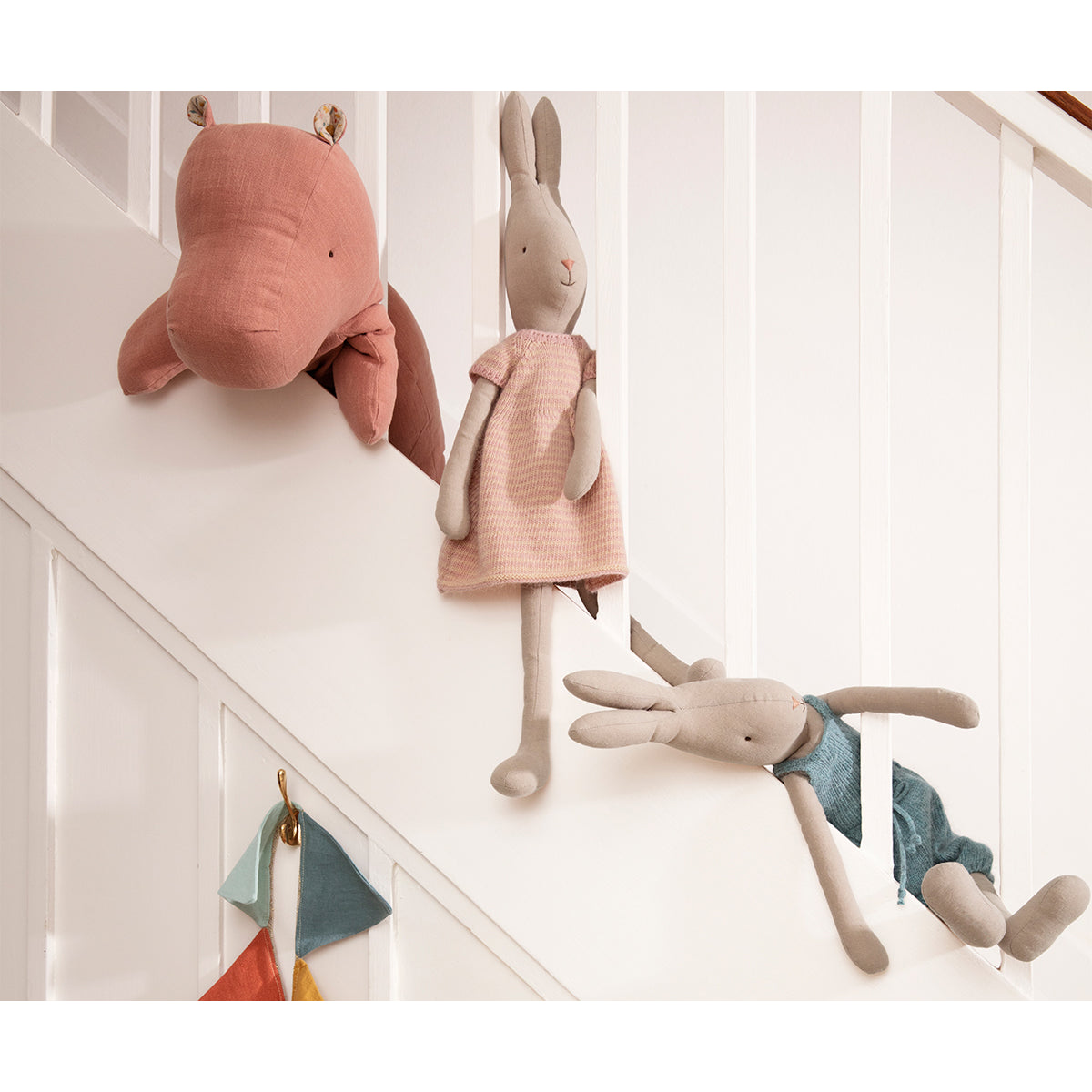 Coelho Rabbit Size 4 com Jardineiras de Malha Maileg - imagem 5