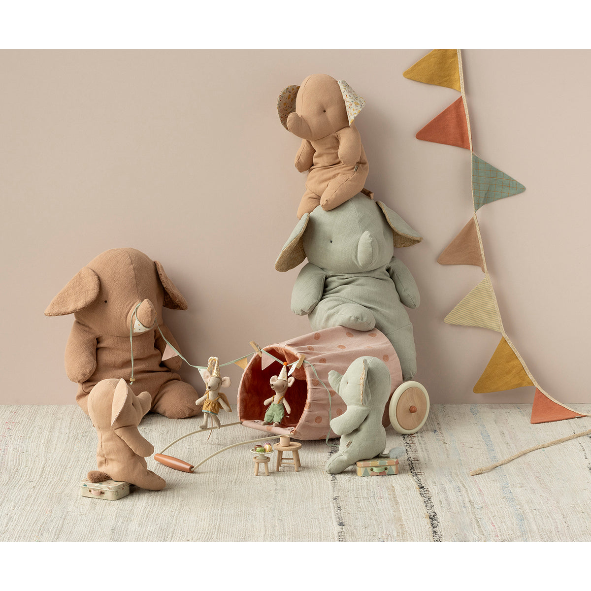 Elefante de Peluche Grande Powder – Safari Friends Maileg - imagem 5