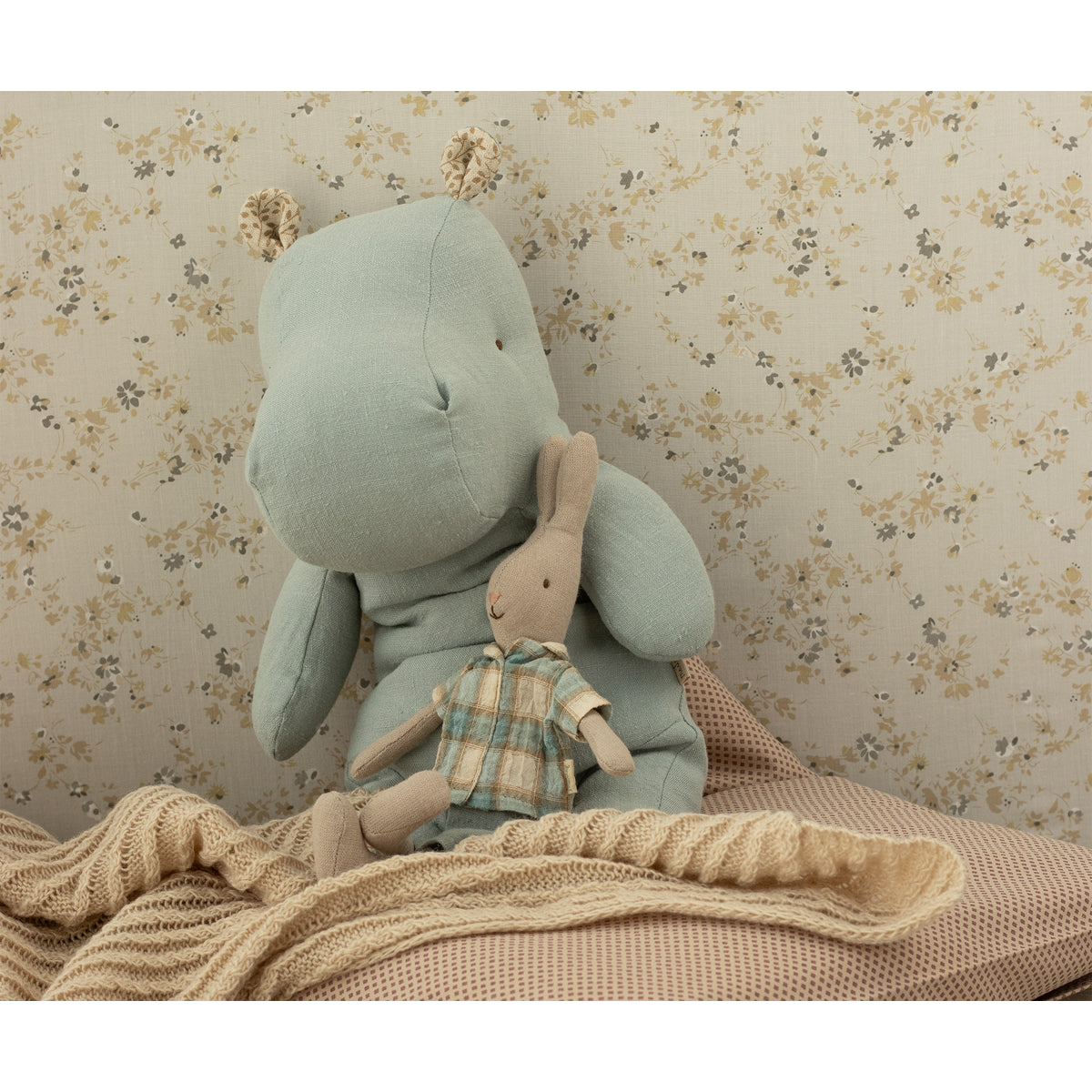 Hipopótamo de Peluche Médio Blue Grey – Safari Friends Maileg - imagem 2