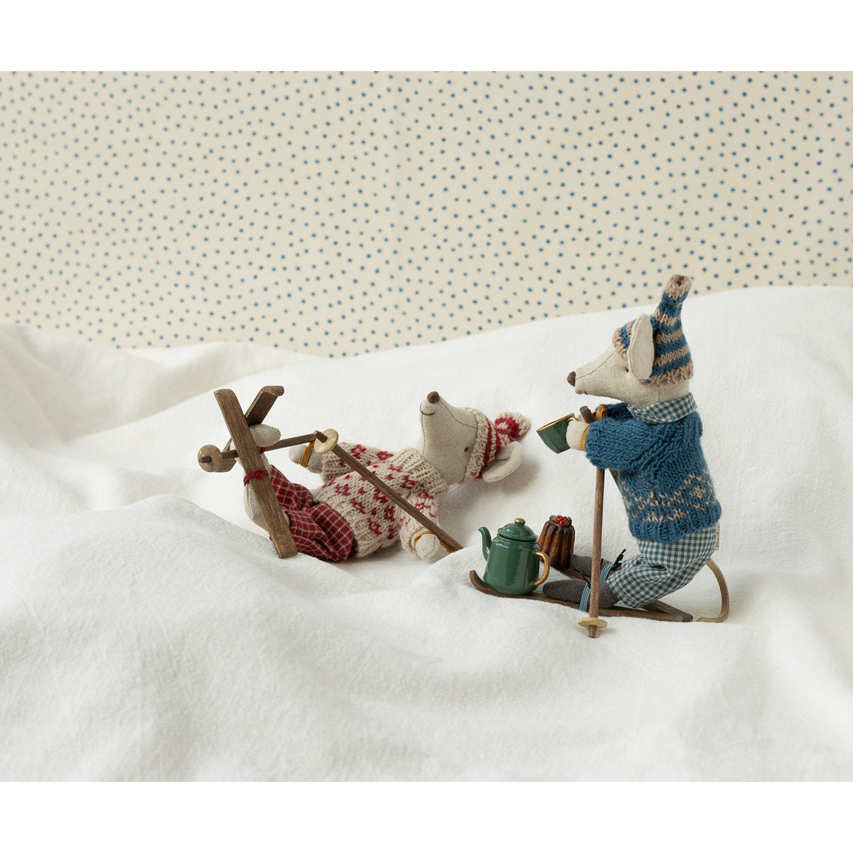 Ratinha de Inverno com Esquis Mum Red Maileg - imagem 2