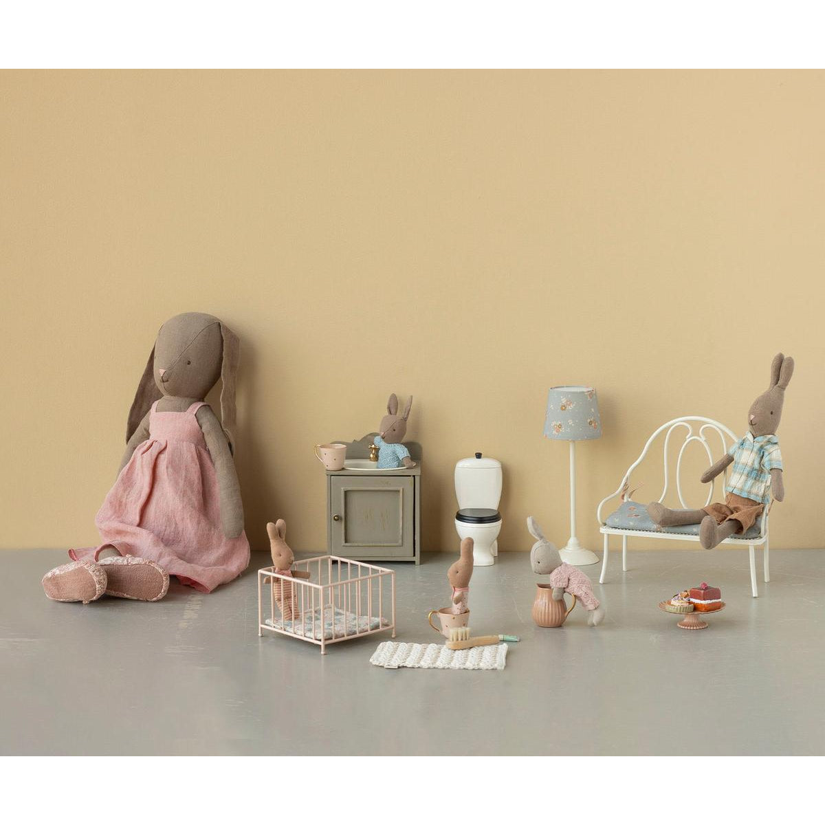 Coelho Micro Sand com Fato de Malha Rose Maileg - imagem 5