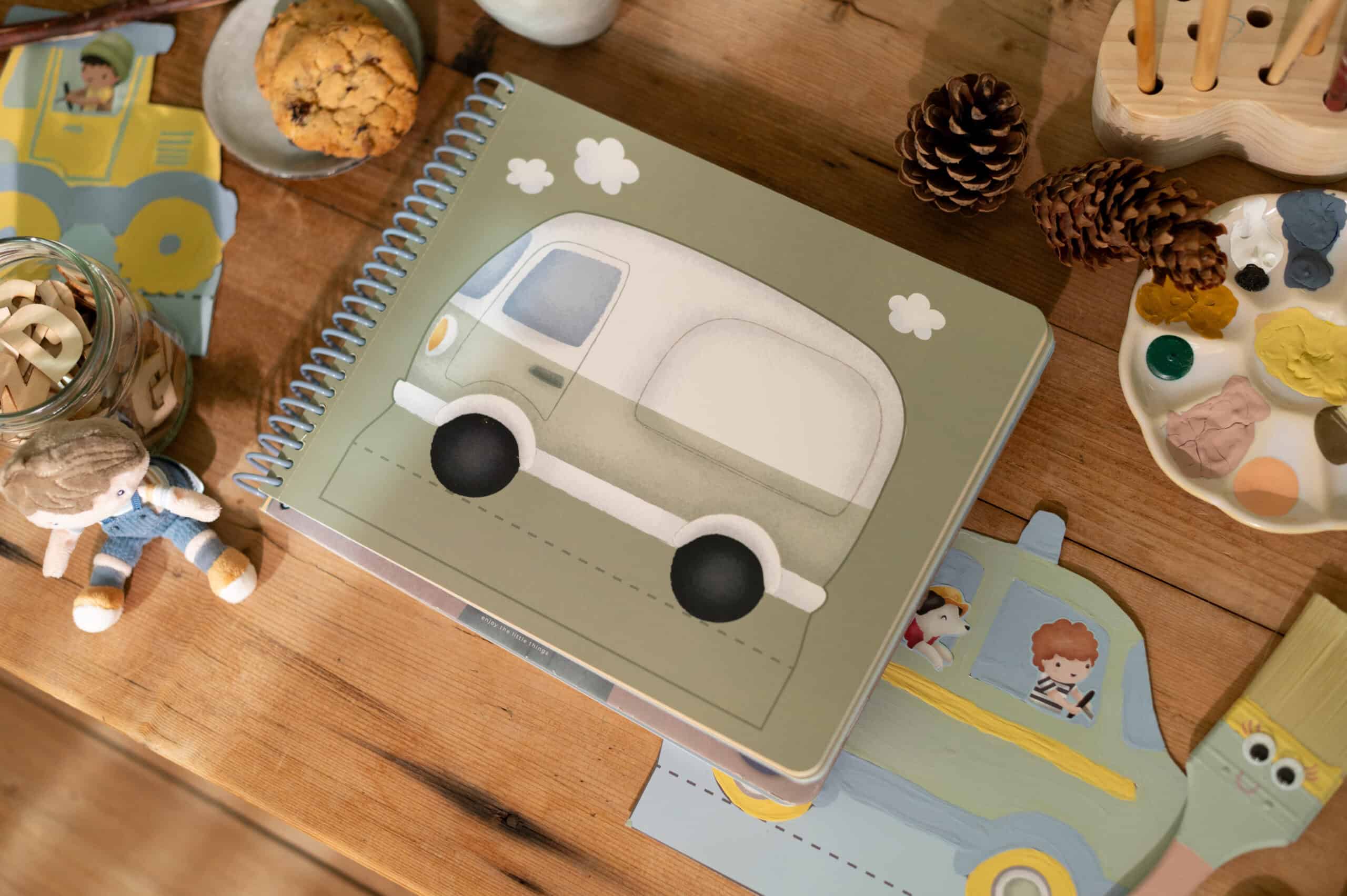 Livro de Recorte com Tesoura | A Garagem | Jim & Friends