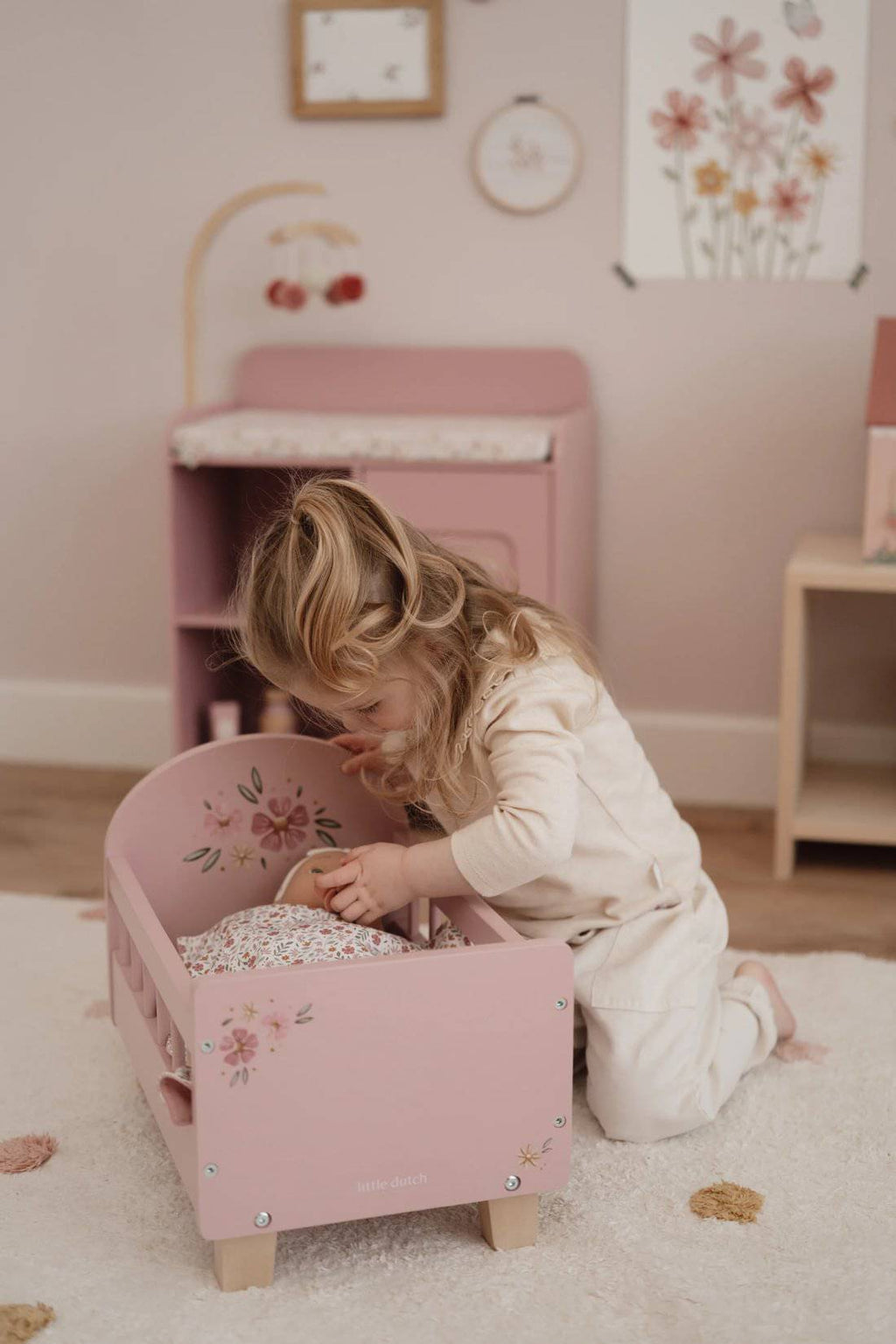 Cama de Bonecas com Têxteis