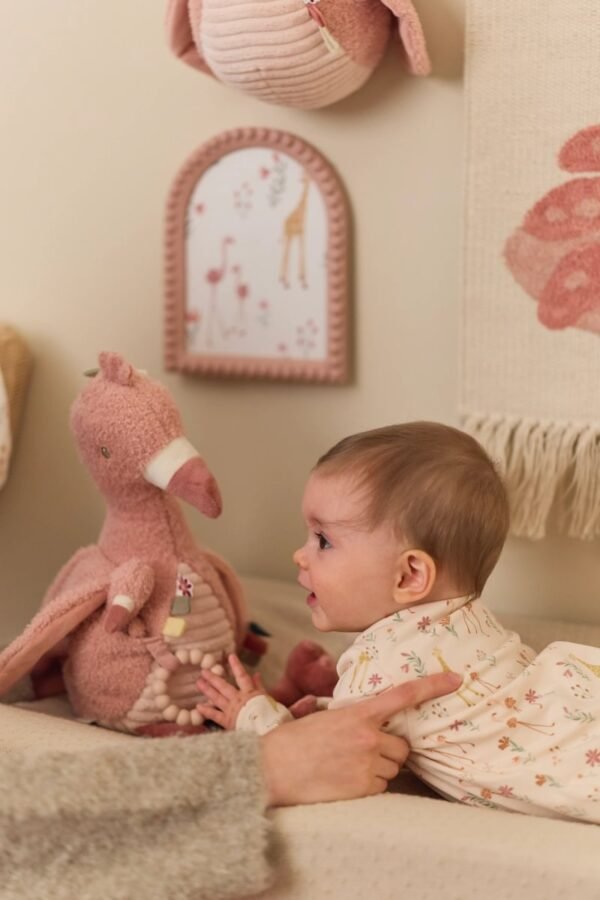 Peluche de Atividades Flamingo - a ser usado por bebé