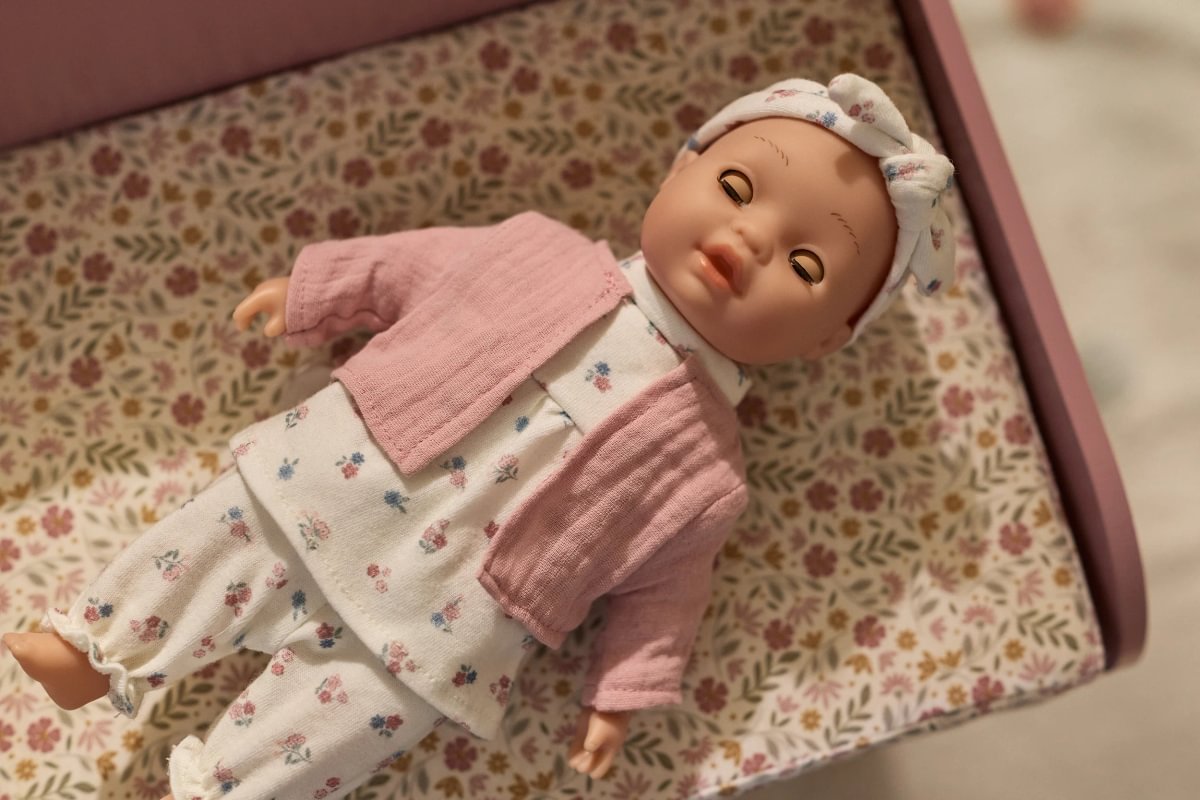 Boneca Bebé Philou - em cenário 2