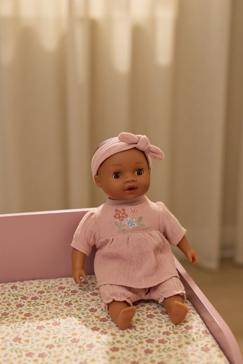 Boneca Bebé Yara - em cenário 1