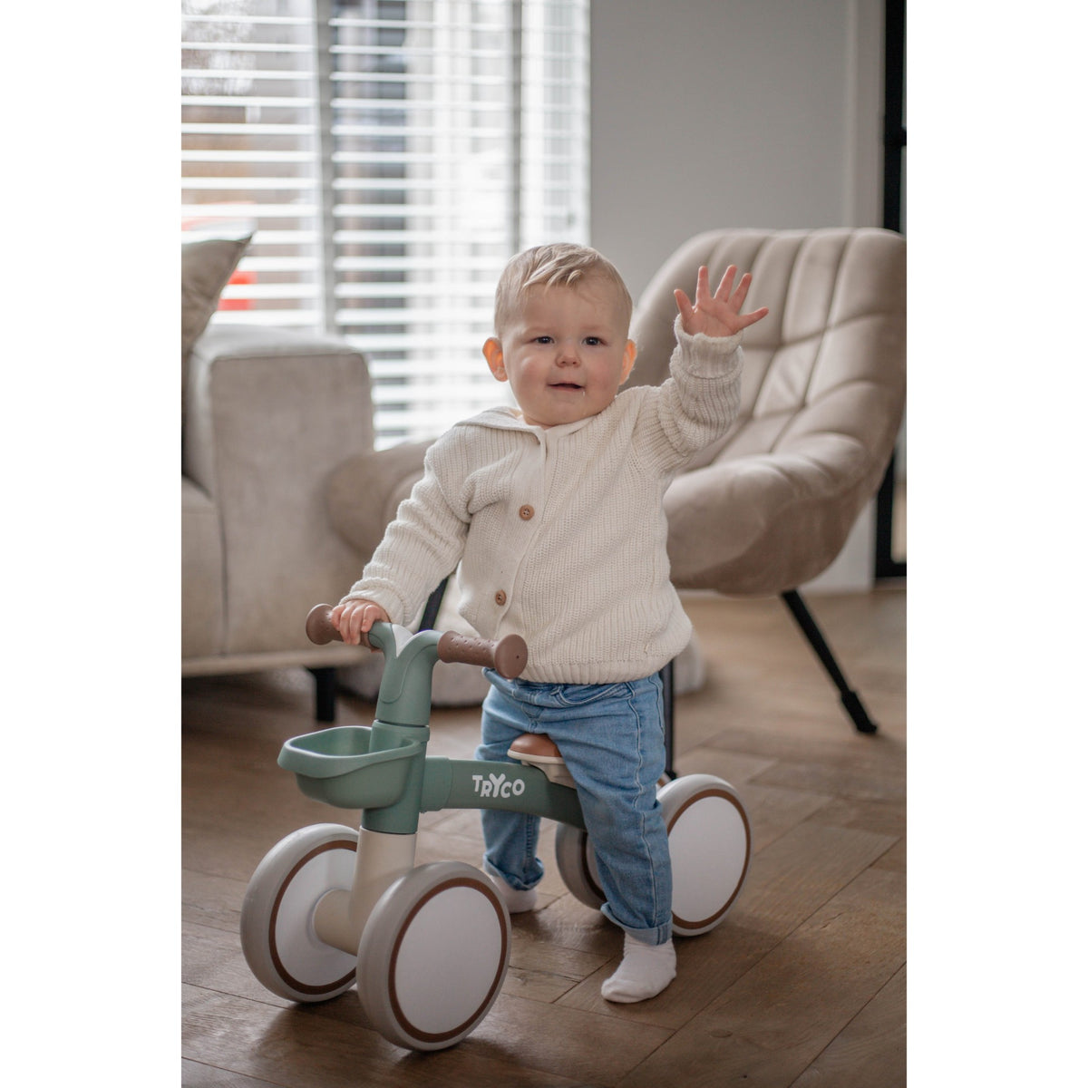 Triciclo First Bike Luna Stonegreen em utilização