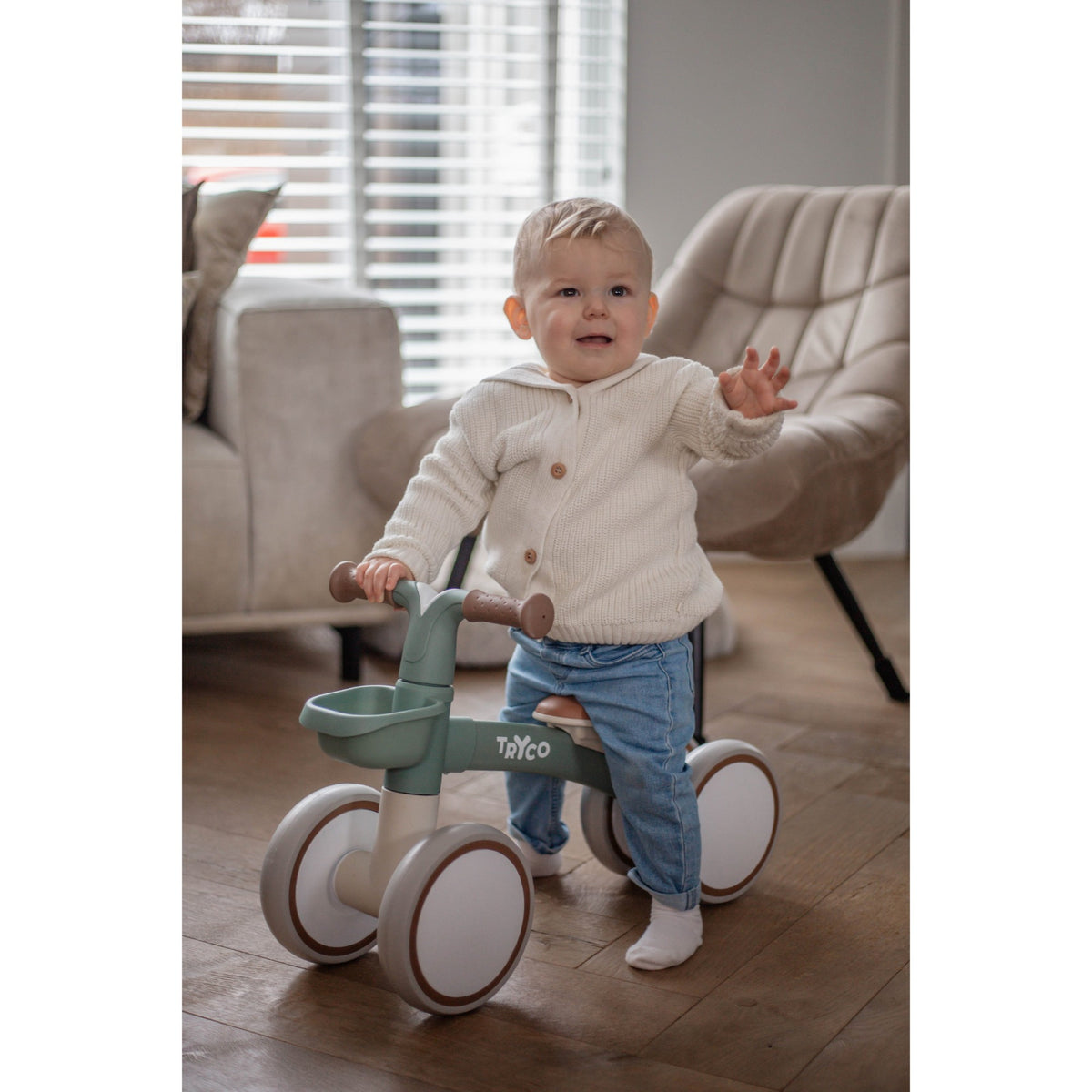 Triciclo First Bike Luna Stonegreen com cesto